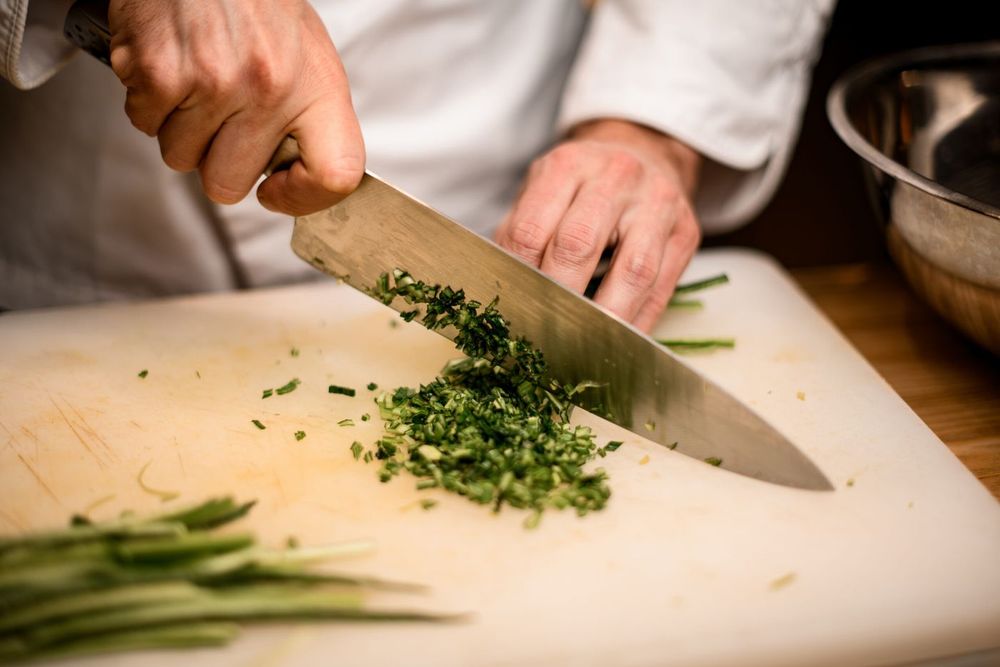 The Knife Habits That Separate Home Cooks From Professional Ones